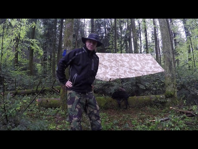 Lager im Wald bei Regen