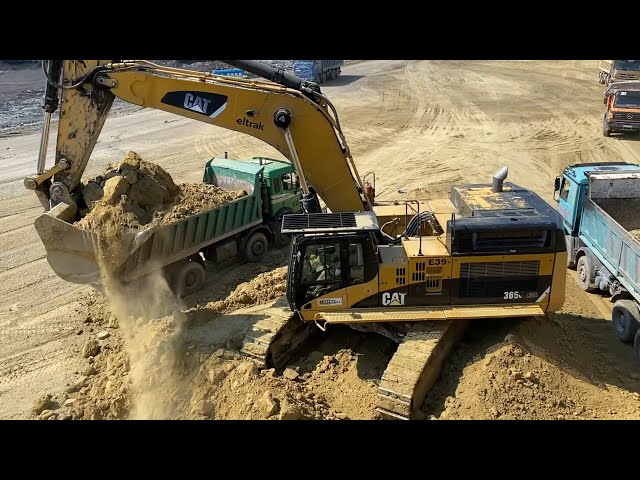 Caterpillar 365C Excavator Loading Trucks - Mega Machines Movie