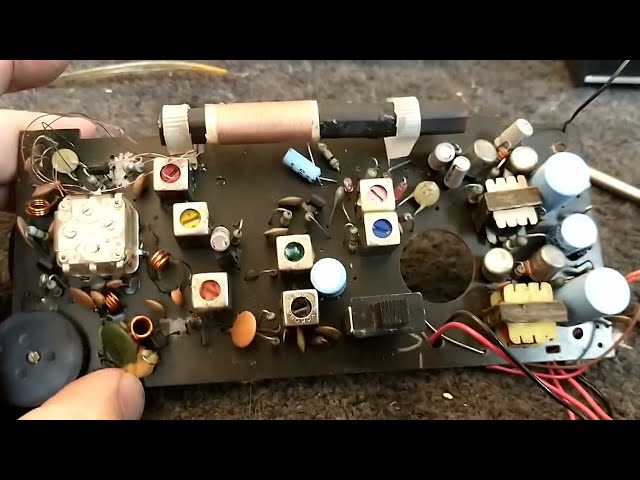 Quick Repair of a late 1960s Federal AM/FM Solid-State transistor AC/DC Portable radio