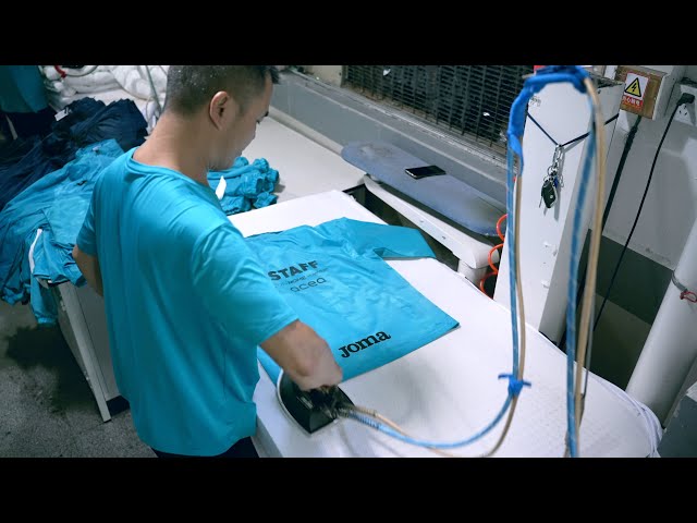 The amazing mass production process of sports windbreakers. An excellent Chinese clothing factory