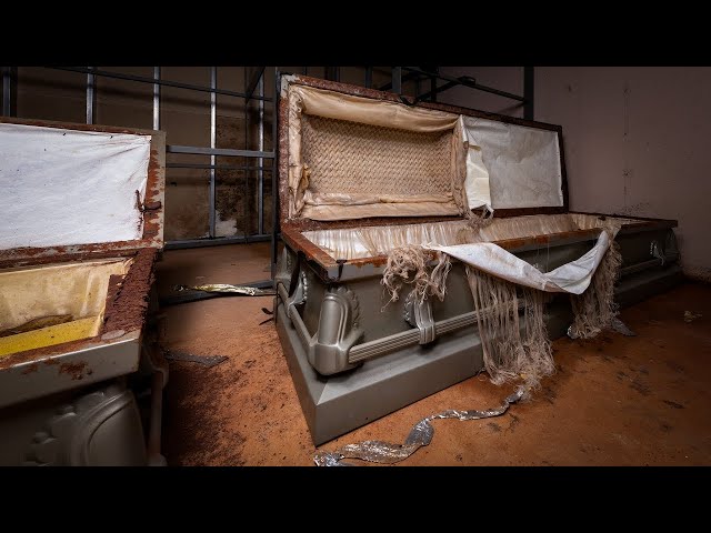 7 Bodies FOUND in Creepy Abandoned Mausoleum - What Happened?