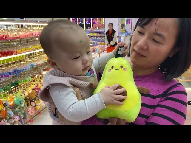 Baby goes shopping with mommy