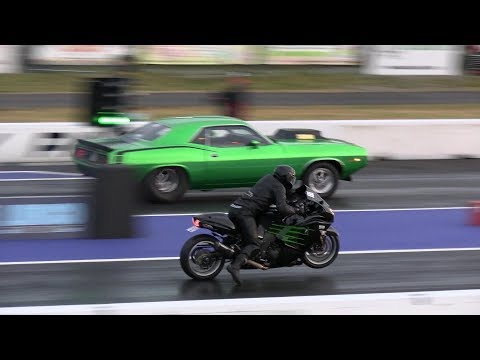 Car vs Motorbike - drag racing