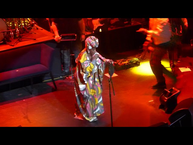 Ms. Lauryn Hill Remixes Drake's "Nice For What" Live at the Apollo 5/1/18
