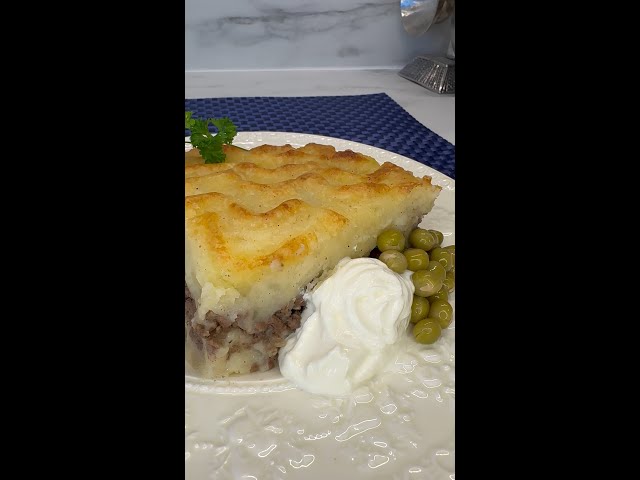 👨‍🍳🥧 Homemade Shepherd's Pie recipe with minced meat, potatoes and onions. 🍲🍽️
