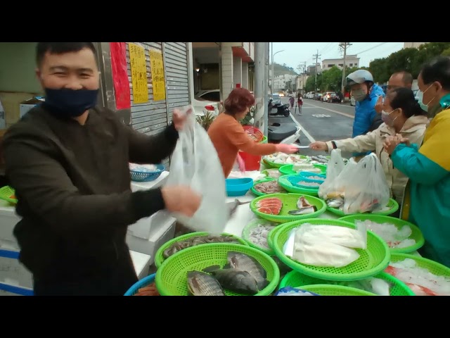客人問阿源下雨天怎麼都不帶雨傘來 台中市豐原中正公園  海鮮叫賣哥阿源  Taiwan seafood auction