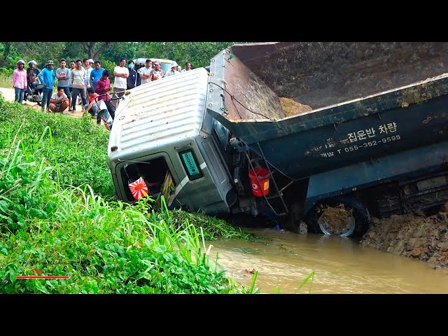 Impressing Incredible Hyundai Solis Truck Falls Into Canal Aid Heavy Crane Lifts Extreme