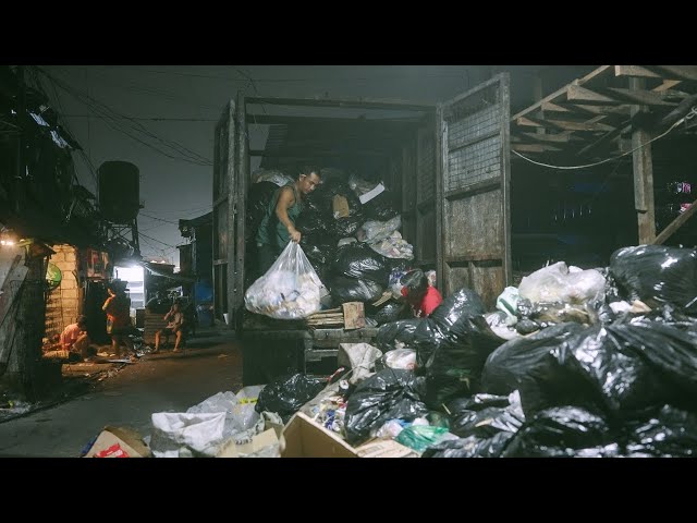 Il lavoro dei raccoglitori di spazzatura a Tondo