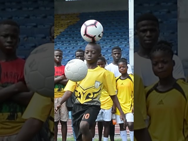 Keepie-uppies whilst balancing a ball on the head - Amazing Kid Eche ️⚽️