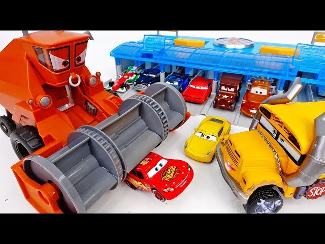 Frank Drank All The Water In The Pool~! Disney Cars Pool Party  - ToyMart TV