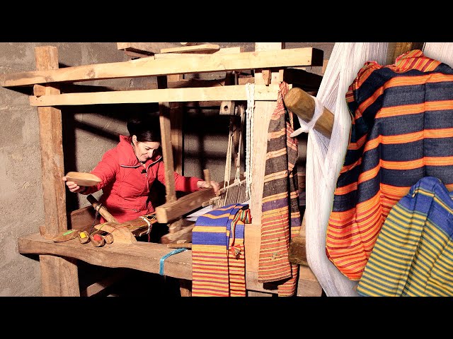 Ancestral loom. Complex operation explained step by step to create an apron