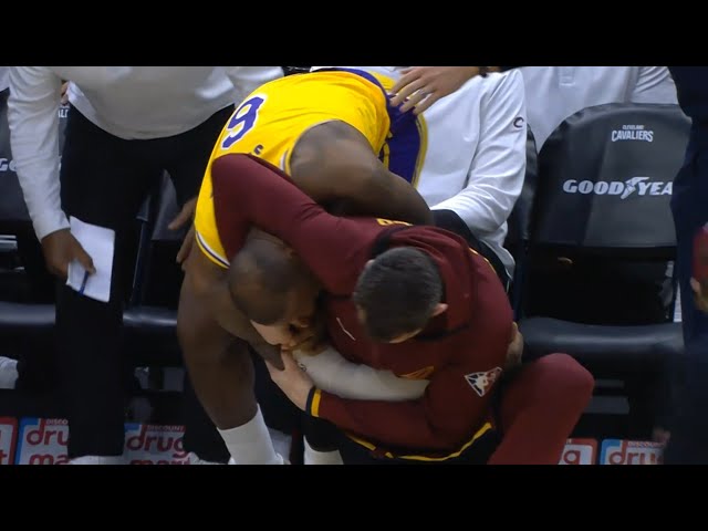 Kevin Love puts LeBron James in a headlock for dunking on him 🤣