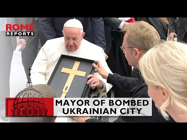Mayor of bombed #Ukrainian city presents #rehabilitationproject to #Pope Francis