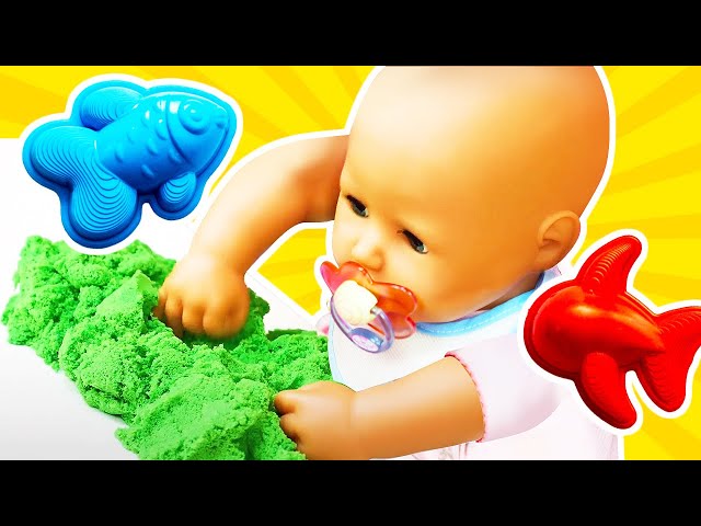 Baby Annabell doll plays with kinetic sand. Baby born doll cooks toy food & learn colors with toys.