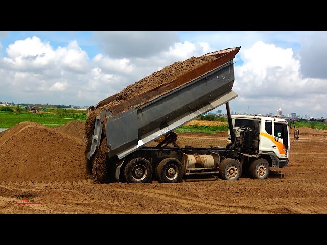 Super Truck Dumper Spread Sand Equipment Operating Big Bulldozer Shantui