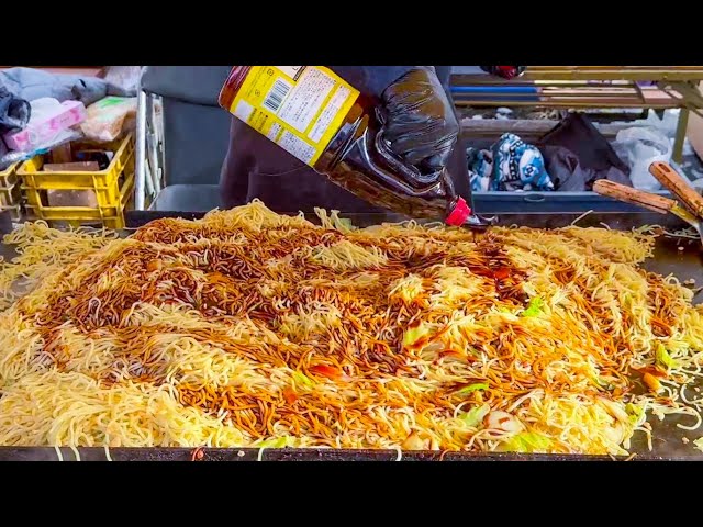 japanese street food - fried noodles yakisoba 焼きそば