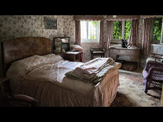 ABANDONED HOUSE FROZEN IN TIME - THE ANTIQUE COLLECTORS HOUSE EVERYTHING LEFT INSIDE
