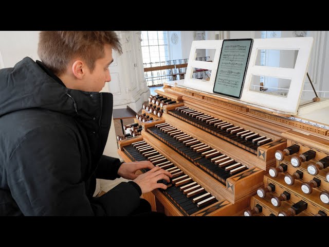 'Toccata in d Minor' on one of the rarest Pipe Organs in the World - Paul Fey