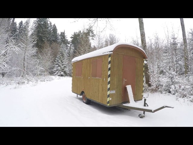 Lager im Wald bei Schnee und Linseneintopf