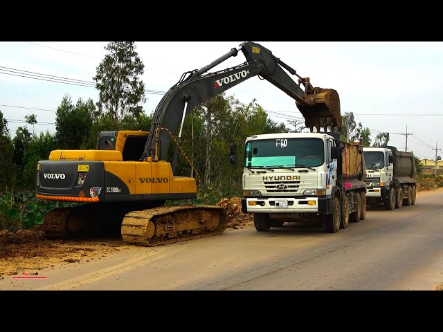 Operating Work Road Mud Digging Cleaning With Volvo Vs Kobelco Excavator