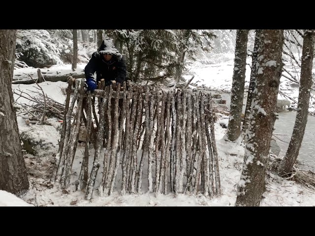 Caught in a Snowstorm: Surviving -20°C in a Bushcraft Shelter in Heavy Snowfalls